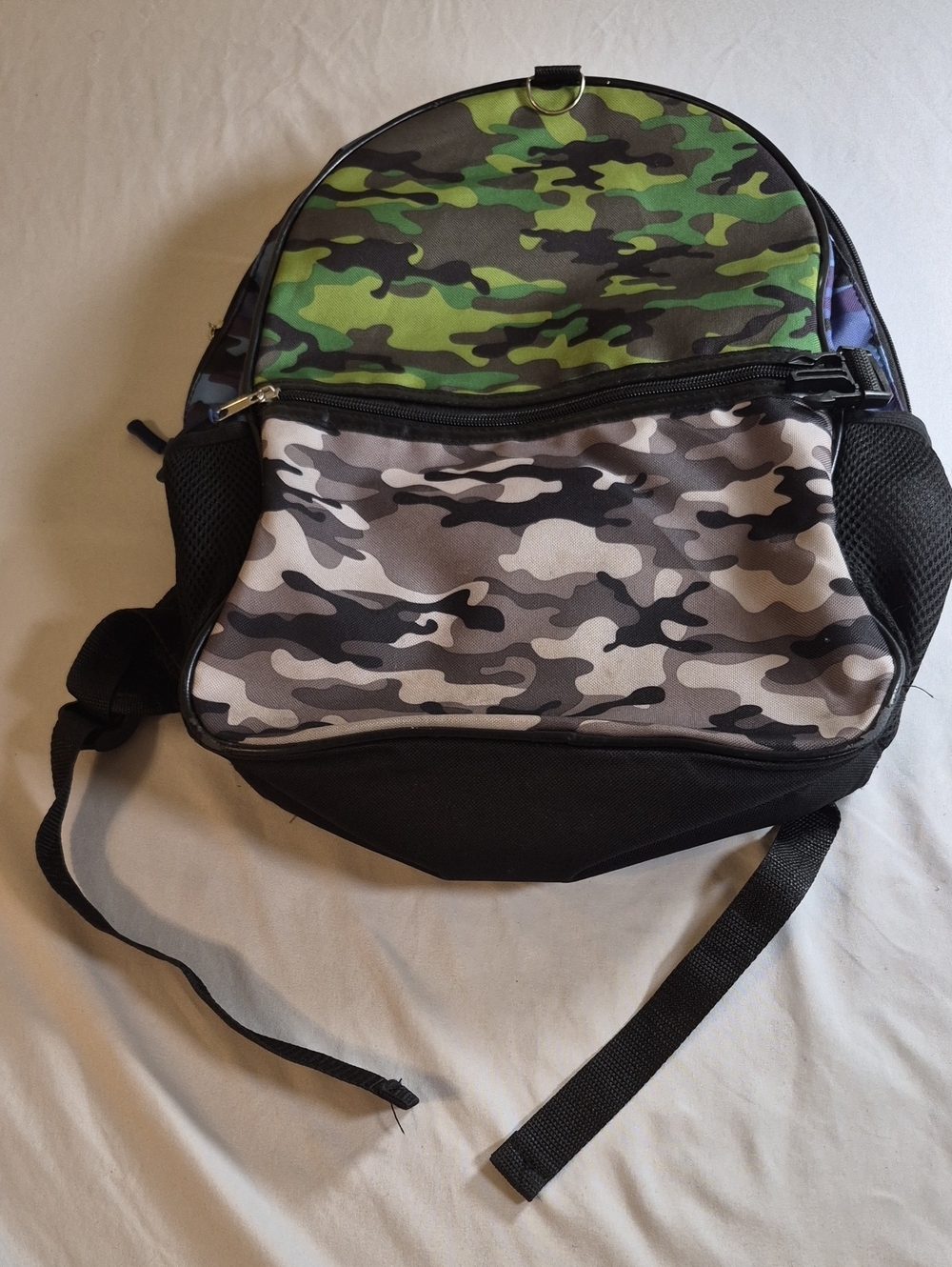 School Yards amouflage Pattern Men's Backpack - Green & Gray Camo